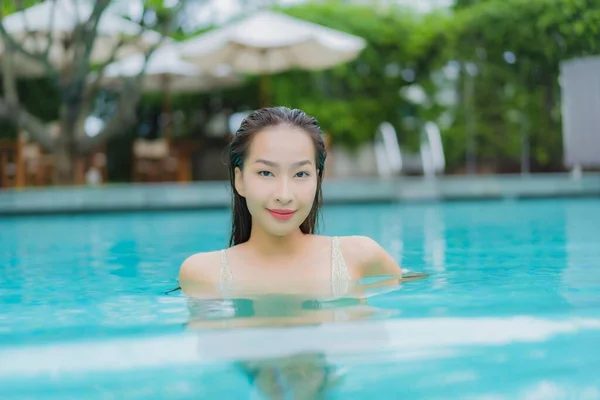 Porträt Schöne Junge Asiatische Frau Entspannen Lächeln Rund Den Außenpool — Stockfoto