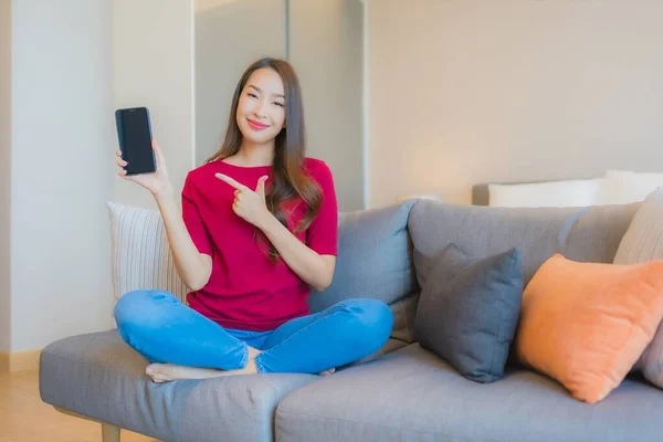Portret Piękna Młoda Azjatycka Kobieta Używać Inteligentny Telefon Komórkowy Kanapie — Zdjęcie stockowe