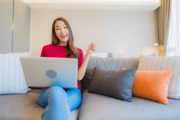 Retrato Bonito Jovem Asiático Mulher Uso Laptop Computador Sofá Sala — Fotografia de Stock