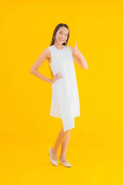 Porträtt Vacker Ung Asiatisk Kvinna Aktion Gul Isolerad Bakgrund — Stockfoto