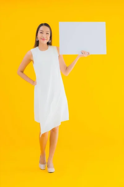 Портрет Красивая Молодая Азиатская Женщина Пустым Белым Рекламным Щитом Желтом — стоковое фото