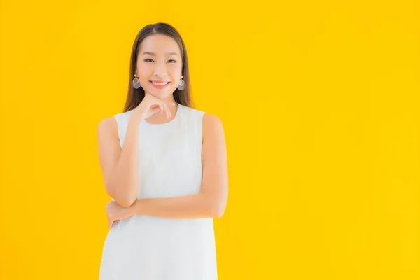 Retrato Bonito Jovem Asiático Mulher Ação Amarelo Isolado Fundo — Fotografia de Stock