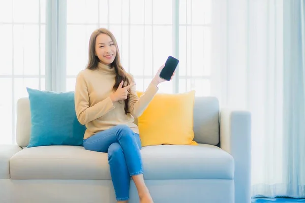 Porträt Schöne Junge Asiatin Mit Smartphone Auf Sofa Wohnzimmer — Stockfoto