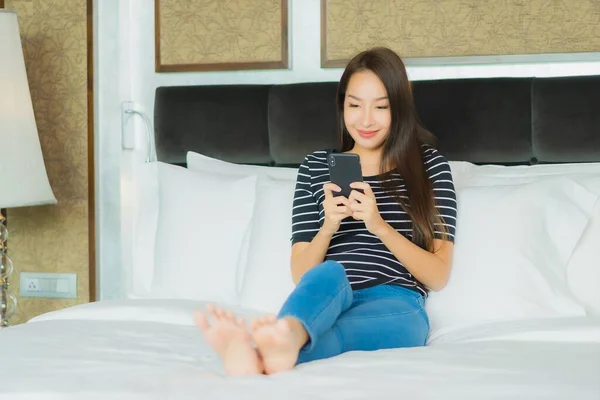 Portrait Belle Jeune Femme Asiatique Utiliser Téléphone Mobile Intelligent Sur — Photo