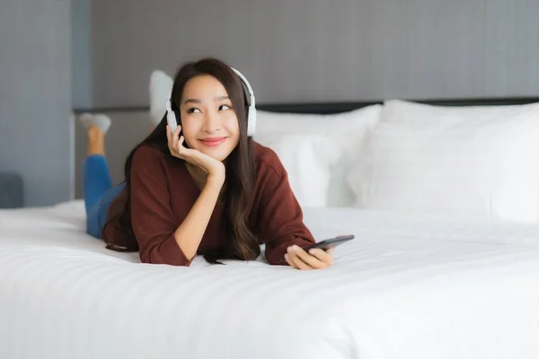 Portré Gyönyörű Fiatal Ázsiai Használ Okos Mobiltelefon Fejhallgató Hallgatni Zenét — Stock Fotó
