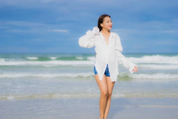 Portrait Beautiful Young Asian Woman Relax Smile Beach Sea Ocean — Stock Photo, Image