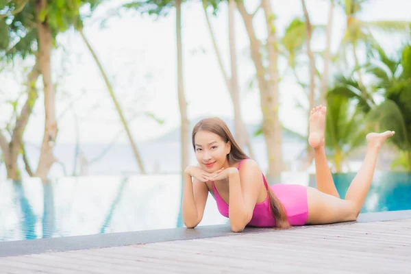 Retrato Bonito Jovem Asiático Mulher Sorriso Relaxar Redor Piscina Livre — Fotografia de Stock