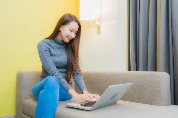 Retrato Hermosa Joven Mujer Asiática Uso Ordenador Portátil Sofá Interior —  Fotos de Stock