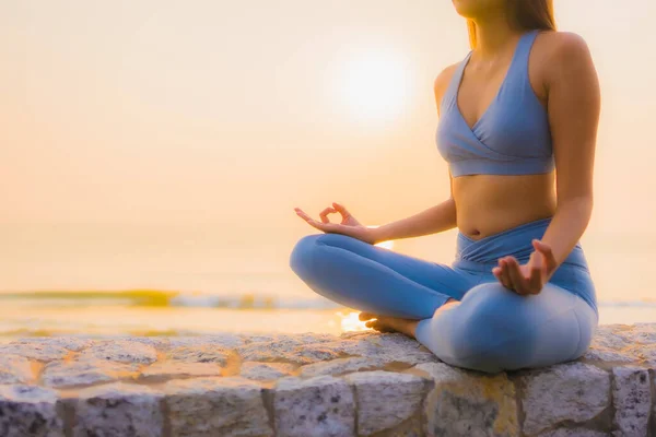 Retrato Joven Asiático Mujer Hacer Meditación Alrededor Mar Playa Océano —  Fotos de Stock