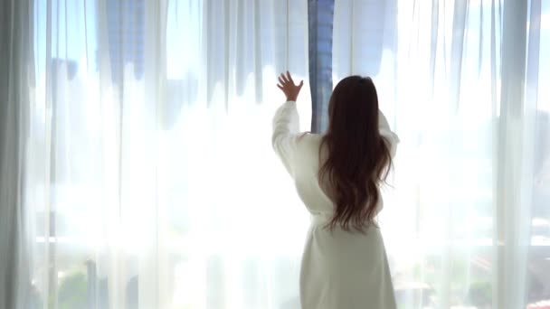 Metraje Hermosa Joven Asiática Mujer Albornoz Apertura Cortinas Habitación Hotel — Vídeo de stock