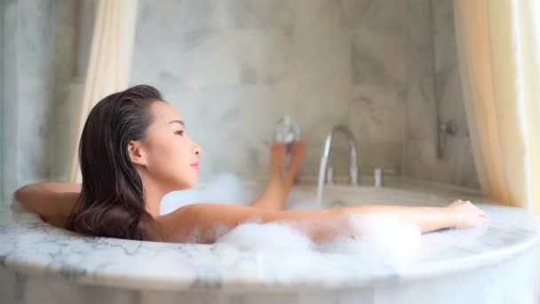 Metraje Hermosa Mujer Asiática Tomando Baño Con Burbujas Jabón — Vídeo de stock