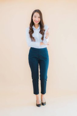 Güzel Asyalı iş kadını portresi izole edilmiş renk arka planında iş başında