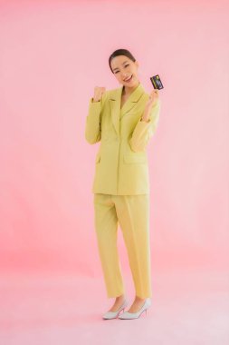 Renkli kredi kartıyla güzel Asyalı iş kadını portresi