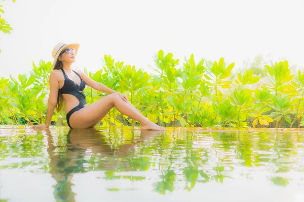 Portrait Schöne Junge Asiatische Frau Entspannen Schwimmbad Hotel Resort Für — Stockfoto