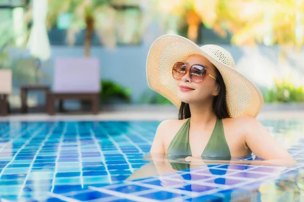 Retrato Bela Jovem Asiática Mulher Relaxar Torno Piscina Hotel Resort — Fotografia de Stock