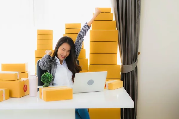 Portret Mooie Jonge Aziatische Zakenvrouw Werk Vanuit Huis Met Laptop — Stockfoto