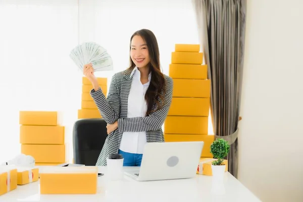 Portret Mooie Jonge Aziatische Vrouw Werk Vanuit Huis Met Laptop — Stockfoto