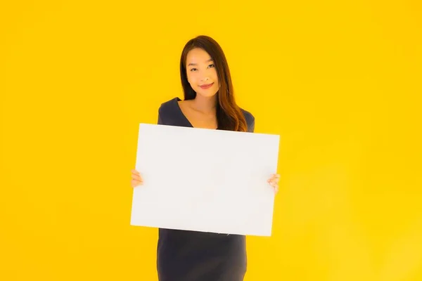 Portret Piękny Młody Azjatycki Kobieta Pusty Pusty Billboard Karta Baner — Zdjęcie stockowe