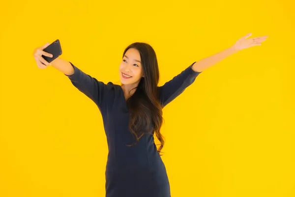 Porträtt Vacker Ung Asiatisk Kvinna Med Smart Mobiltelefon Eller Mobiltelefon — Stockfoto