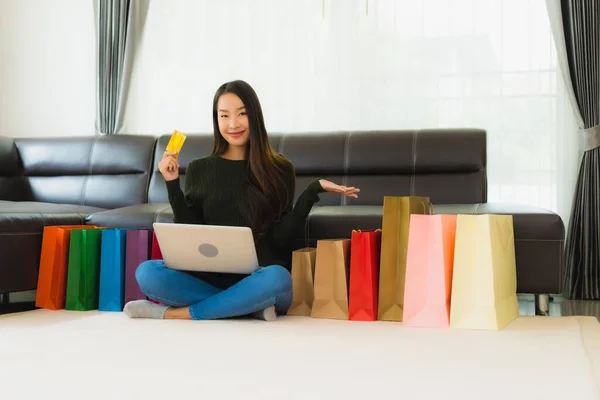 Retrato Hermosa Mujer Asiática Joven Uso Portátil Tarjeta Crédito Con — Foto de Stock