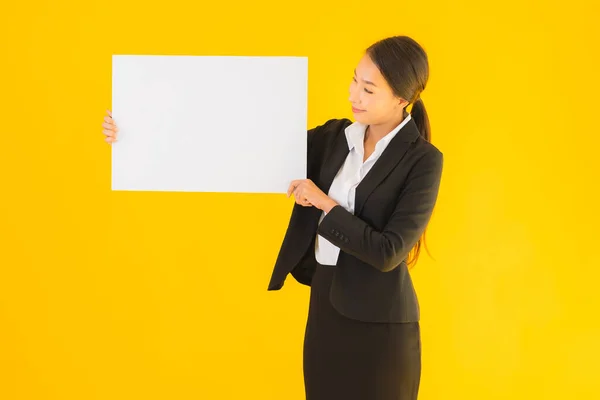 Hermoso Retrato Joven Asiático Mujer Mostrar Vacío Blanco Tablero Amarillo — Foto de Stock