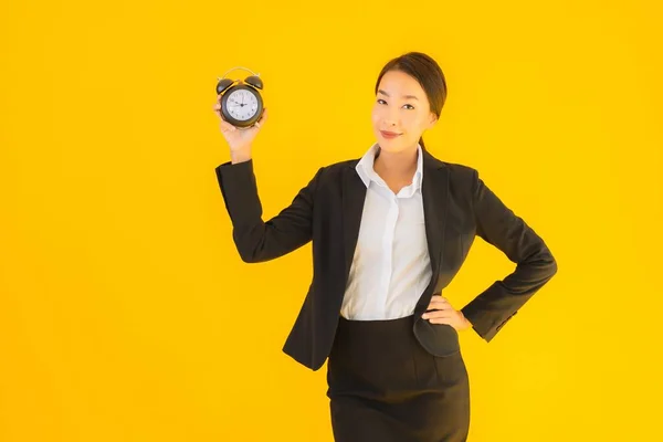 Retrato Hermosa Joven Asiática Mujer Mostrar Hora Del Reloj Alarma —  Fotos de Stock