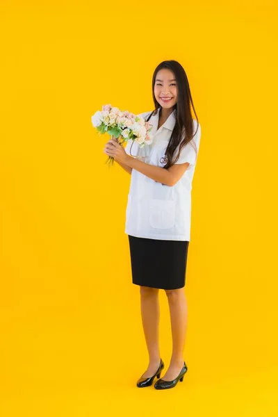 Πορτρέτο Όμορφη Νεαρή Ασιατική Γυναίκα Δείχνουν Πολύχρωμο Λουλούδι Κίτρινο Απομονωμένο — Φωτογραφία Αρχείου