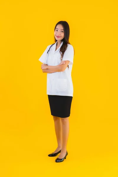 Πορτρέτο Όμορφη Νεαρή Ασιάτισσα Γιατρός Γυναίκα Χαμόγελο Ευτυχισμένη Εργασία Στο — Φωτογραφία Αρχείου