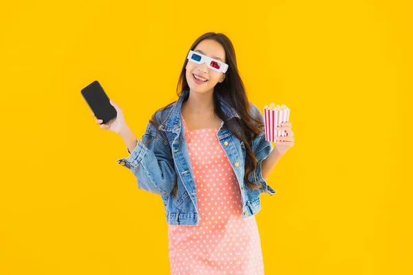 Porträt Schöne Junge Asiatische Frau Genießen Glücklich Mit Telefon Popcorn — Stockfoto
