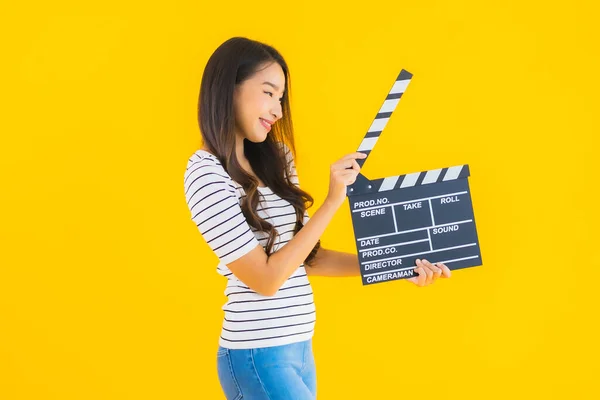 Retrato Bonito Jovem Asiático Mulher Mostrar Clapper Filme Bordo Amarelo — Fotografia de Stock