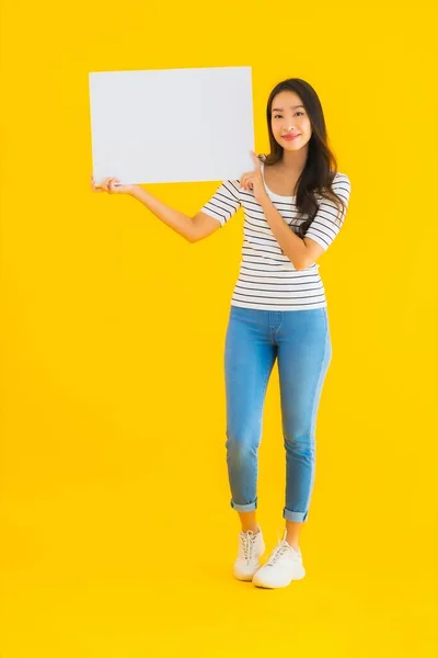 Πορτρέτο Όμορφη Νεαρή Ασιατική Γυναίκα Δείχνουν Άδειο Λευκό Πινακίδα Κίτρινο — Φωτογραφία Αρχείου