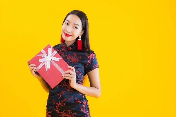 Retrato Bela Jovem Mulher Asiática Usar Vestido Chinês Com Caixa — Fotografia de Stock