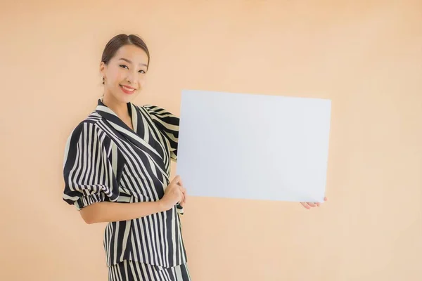 Portret Mooie Jonge Aziatische Vrouw Tonen Lege Witte Billboard Papier — Stockfoto