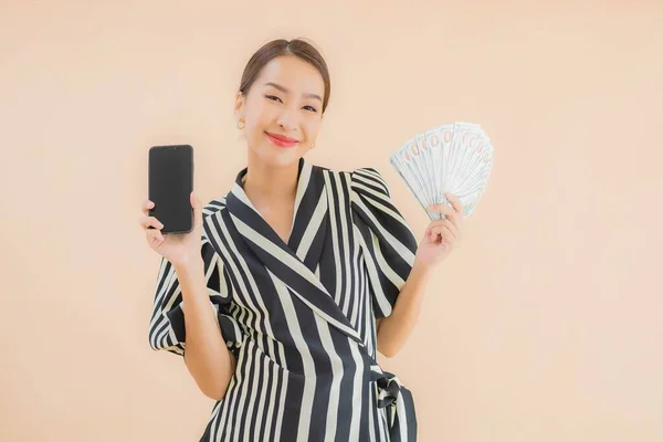 Portrét Krásná Mladá Asijská Žena Hotovostí Chytrý Mobilní Telefon Hnědém — Stock fotografie