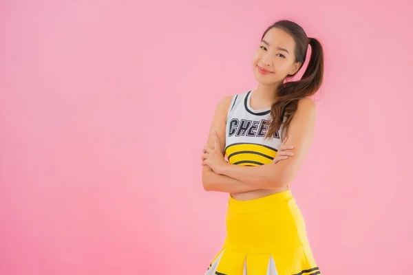 Ritratto Bella Giovane Donna Asiatica Cheerleader Sfondo Rosa Isolato — Foto Stock