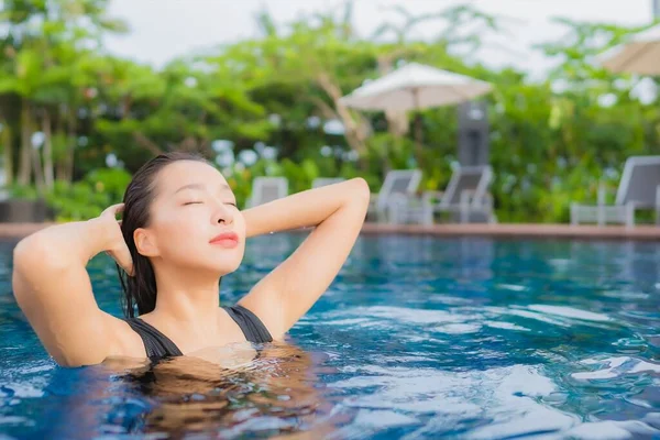 Retrato Hermosa Joven Mujer Asiática Ocio Relajarse Sonrisa Alrededor Piscina — Foto de Stock