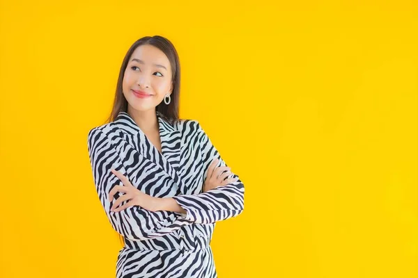 Portret Mooie Jonge Aziatische Vrouw Glimlach Blij Met Actie Geel — Stockfoto