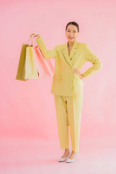 肖像画美しい若いアジアのビジネス女性でショッピングバッグ上の色隔離された背景 — ストック写真