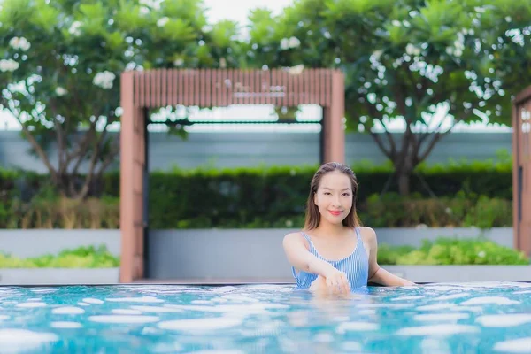 Portrait Belle Jeune Asiatique Femme Relax Sourire Loisirs Autour Piscine — Photo