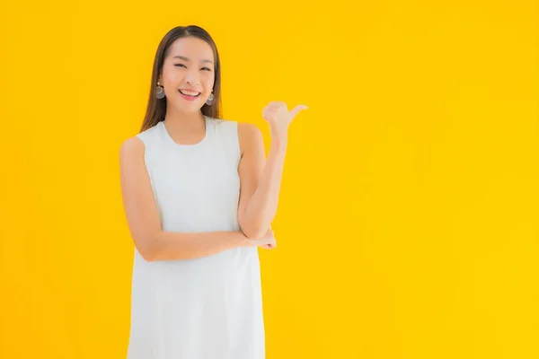 Portret Mooie Jonge Aziatische Vrouw Actie Geel Geïsoleerde Achtergrond — Stockfoto