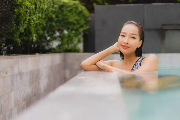 Güzel Bir Asyalı Kadın Portresi Rahatlamak Için Açık Havada Yüzme — Stok fotoğraf