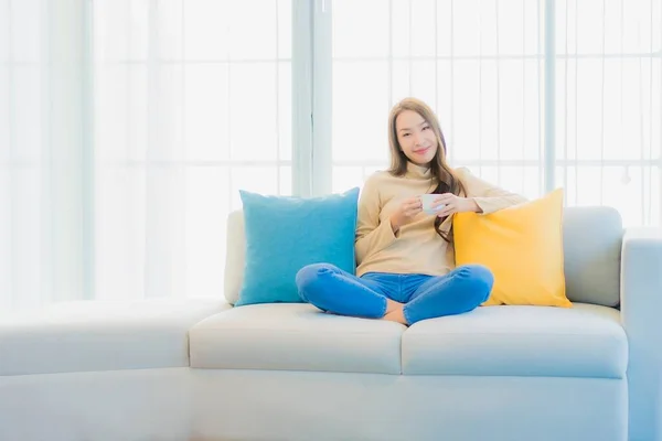 Portrett Vakker Ung Asiatisk Kvinne Med Kaffekopp Sofaen Stua – stockfoto