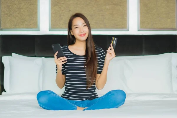 Retrato Hermosa Mujer Asiática Joven Utilizar Teléfono Móvil Inteligente Con — Foto de Stock