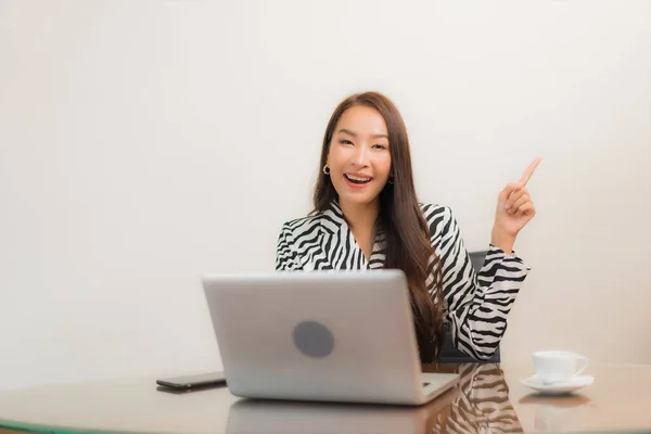 Porträt Schön Junge Asiatische Frau Verwenden Computer Laptop Auf Arbeitstisch — Stockfoto