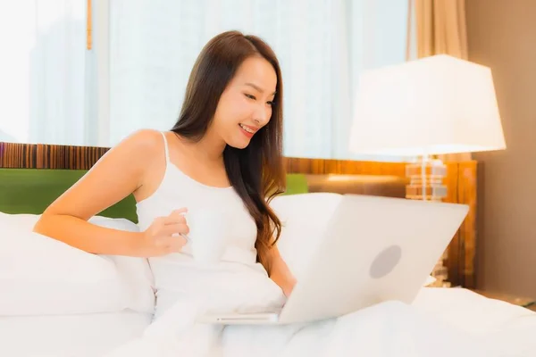 Porträtt Vacker Ung Asiatisk Kvinna Använder Dator Laptop Sängen Sovrum — Stockfoto