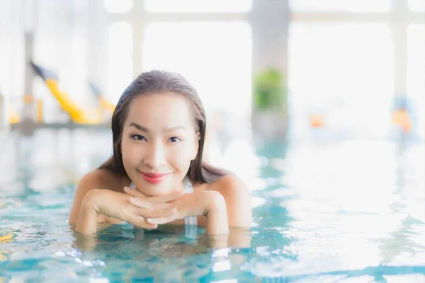 Güzel Bir Asyalı Kadının Portresi Rahatlatıcı Tatilde Otel Havuzunda Yüzme — Stok fotoğraf