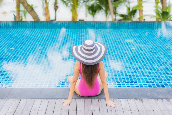 Retrato Bonito Jovem Asiático Mulher Sorriso Relaxar Redor Piscina Livre — Fotografia de Stock