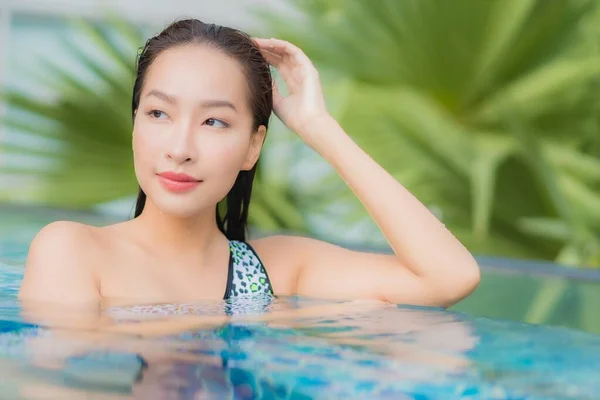 Güzel Bir Asyalı Kadın Portresi Rahatlayın Tatil Gezilerinde Yüzme Havuzunda — Stok fotoğraf