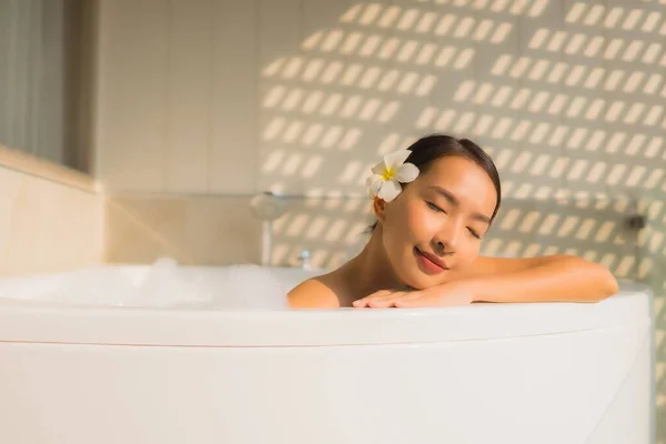 Retrato Jovem Mulher Asiática Relaxar Tomar Banho Banheira Para Conceito — Fotografia de Stock