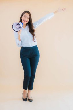 Ayrı bir arkaplan üzerinde megafon olan güzel Asyalı iş kadını portresi.